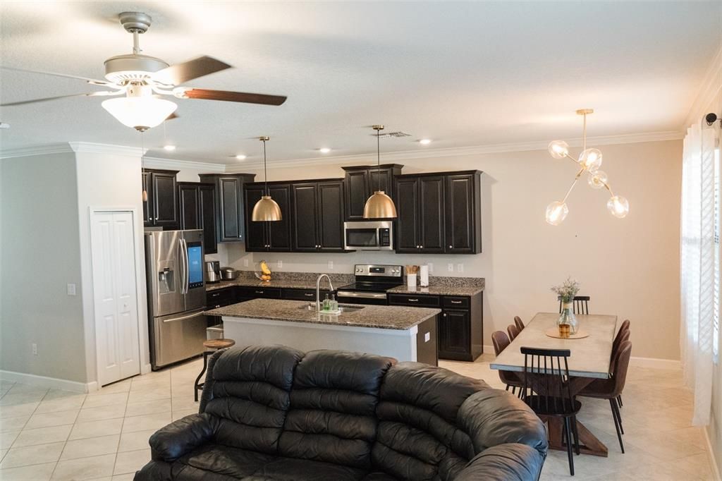 出租: $4,500 (4 贝兹, 3 浴室, 2555 平方英尺)