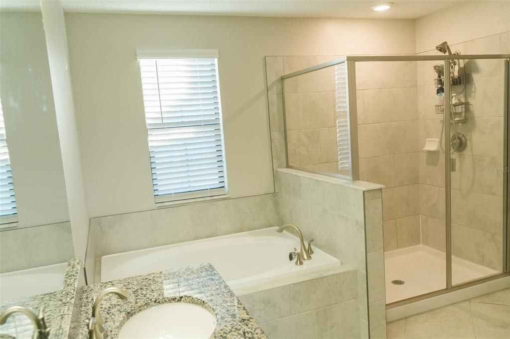 出租: $4,500 (4 贝兹, 3 浴室, 2555 平方英尺)