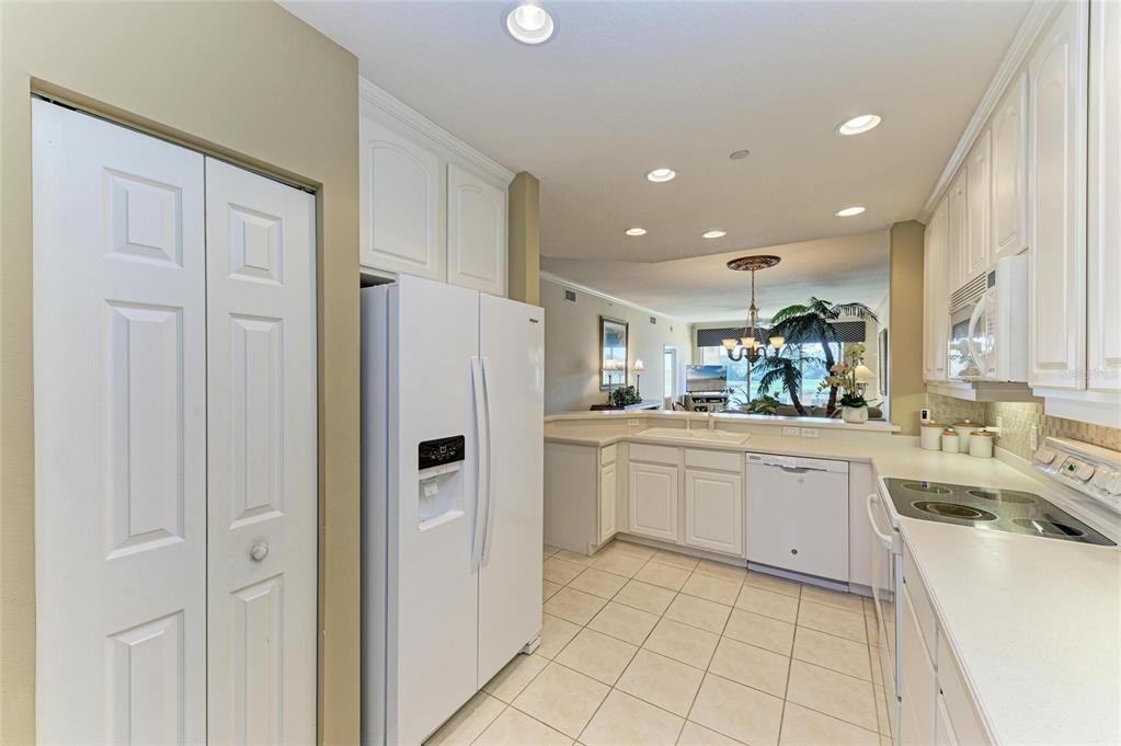 For Sale: $279,750 (2 beds, 2 baths, 1431 Square Feet)