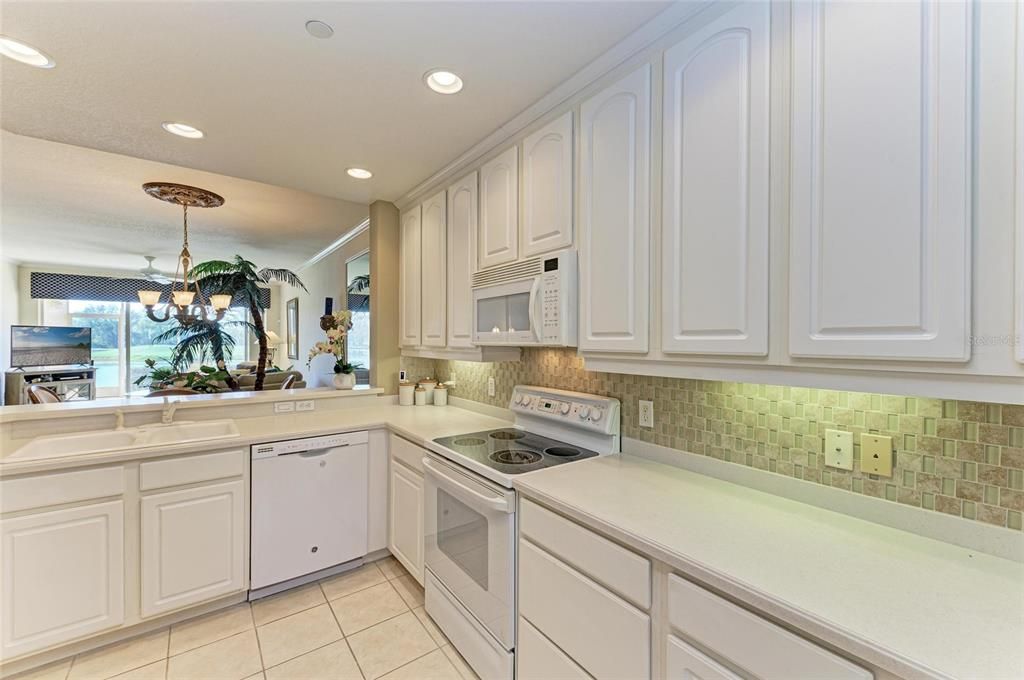 For Sale: $279,750 (2 beds, 2 baths, 1431 Square Feet)