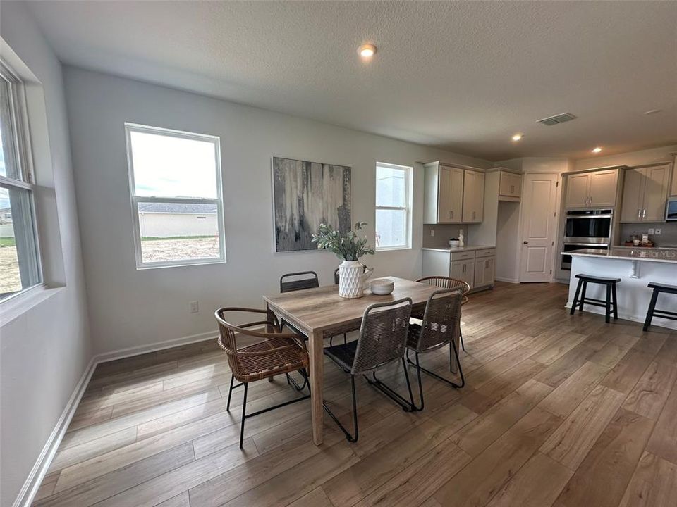 Под контрактом: $2,999 (4 спален, 3 ванн, 2209 Квадратных фут)