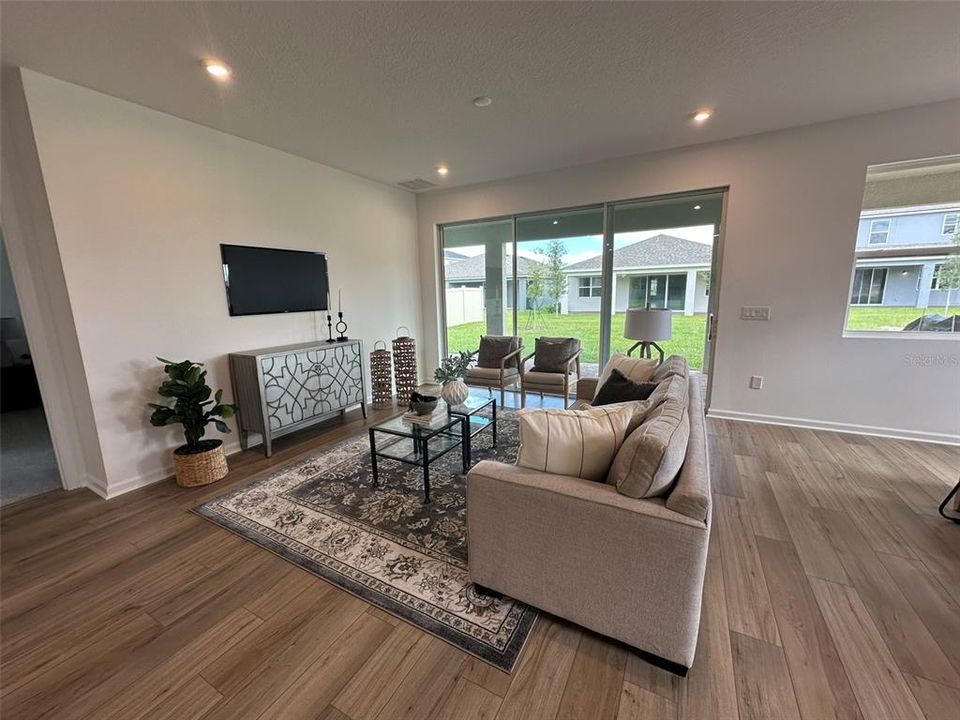 Под контрактом: $2,999 (4 спален, 3 ванн, 2209 Квадратных фут)