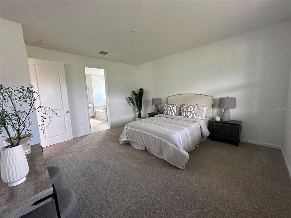 Под контрактом: $2,999 (4 спален, 3 ванн, 2209 Квадратных фут)