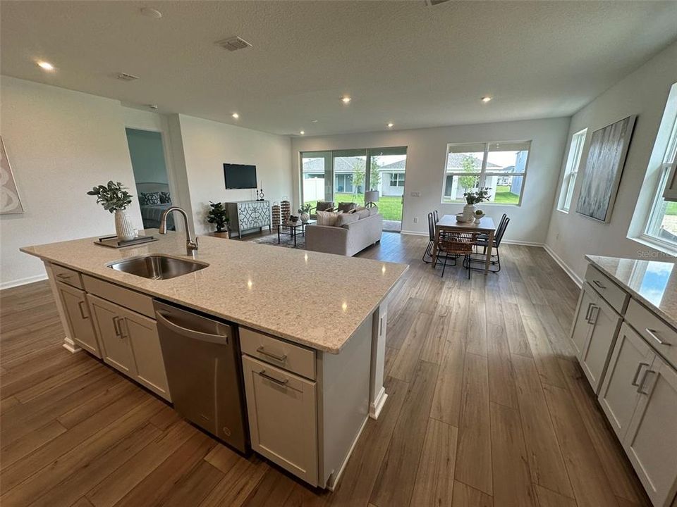 Под контрактом: $2,999 (4 спален, 3 ванн, 2209 Квадратных фут)