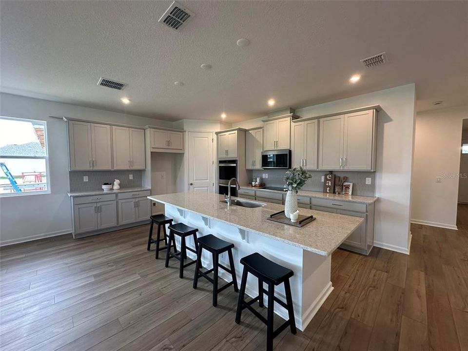 Под контрактом: $2,999 (4 спален, 3 ванн, 2209 Квадратных фут)