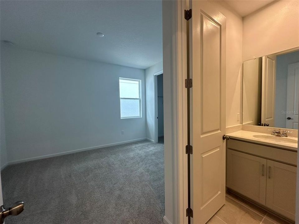 Под контрактом: $2,999 (4 спален, 3 ванн, 2209 Квадратных фут)