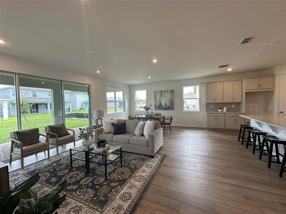 Под контрактом: $2,999 (4 спален, 3 ванн, 2209 Квадратных фут)