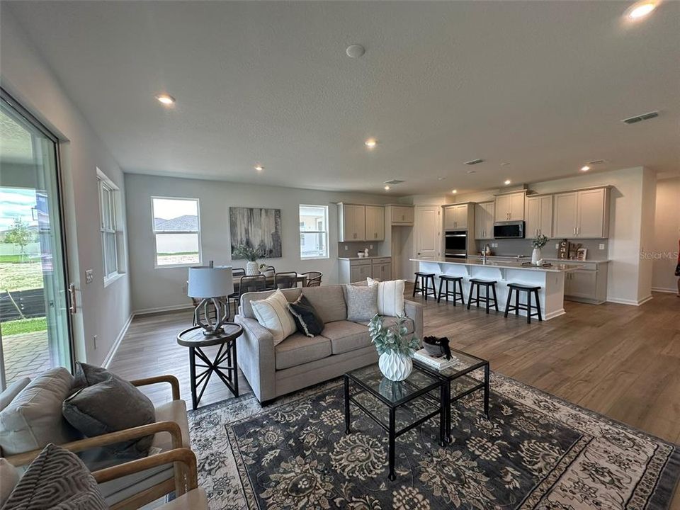 Под контрактом: $2,999 (4 спален, 3 ванн, 2209 Квадратных фут)