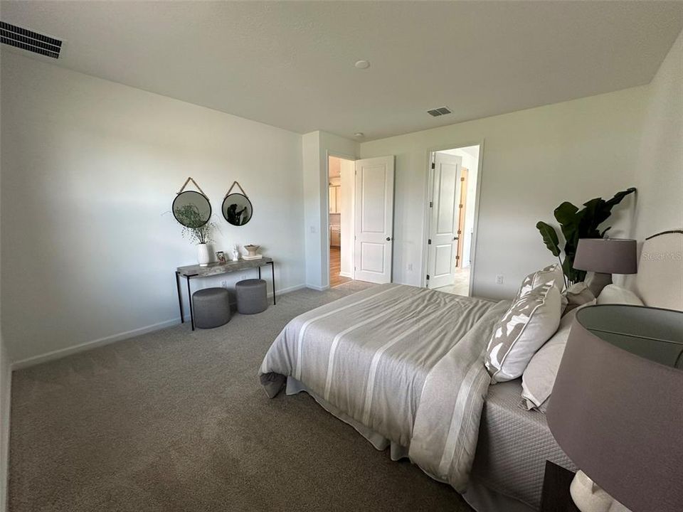 Под контрактом: $2,999 (4 спален, 3 ванн, 2209 Квадратных фут)