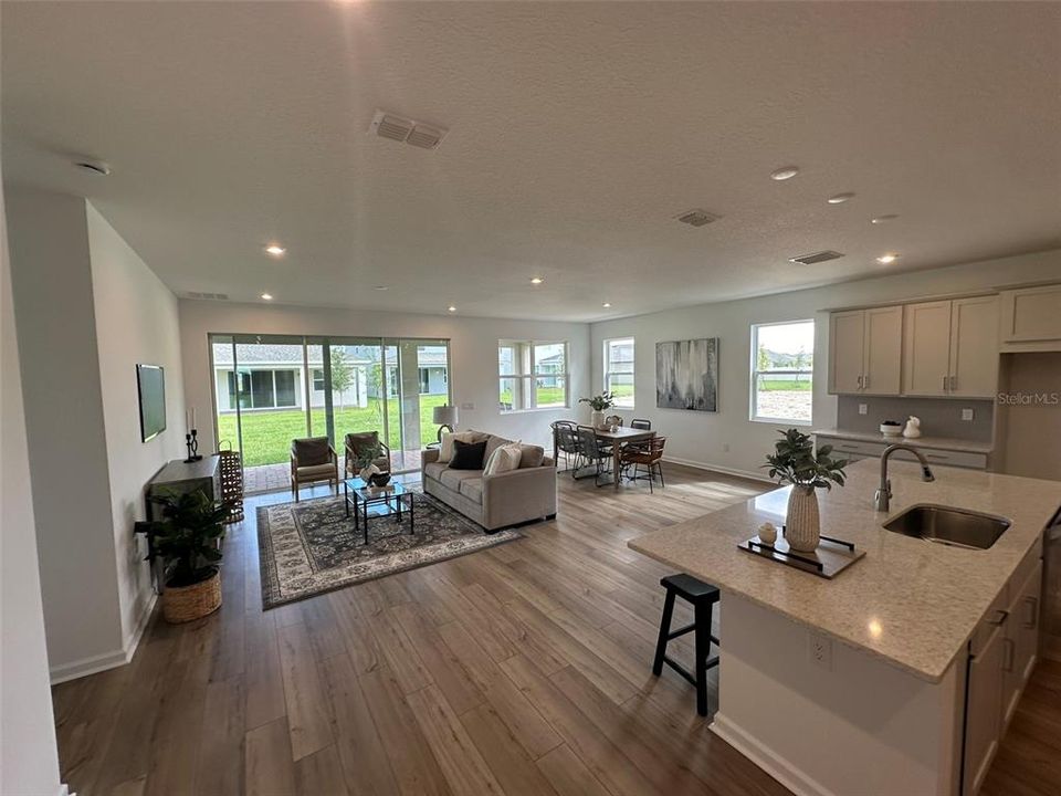 Под контрактом: $2,999 (4 спален, 3 ванн, 2209 Квадратных фут)