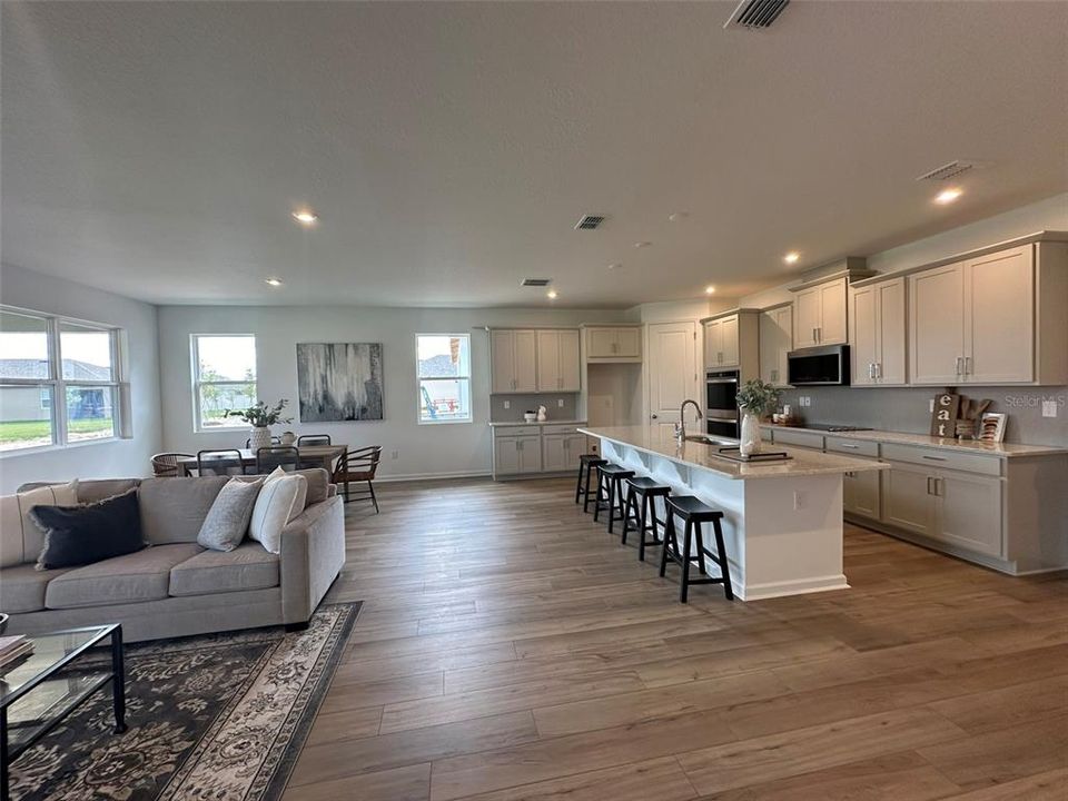 Под контрактом: $2,999 (4 спален, 3 ванн, 2209 Квадратных фут)