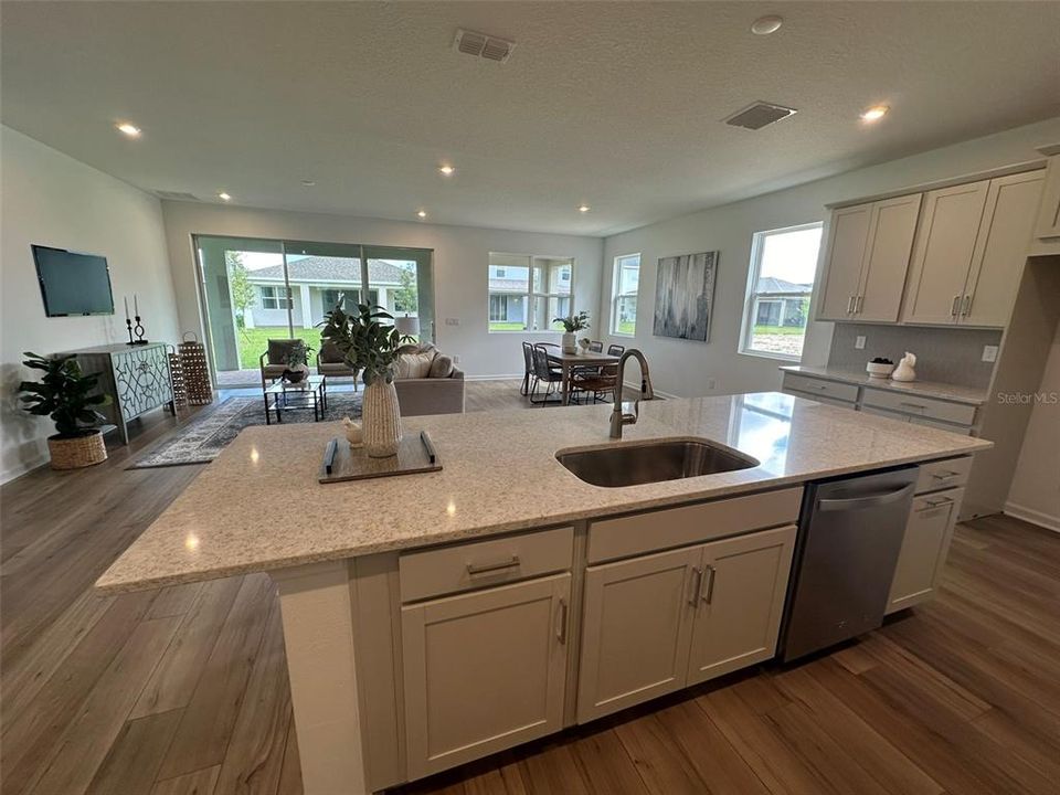 Под контрактом: $2,999 (4 спален, 3 ванн, 2209 Квадратных фут)