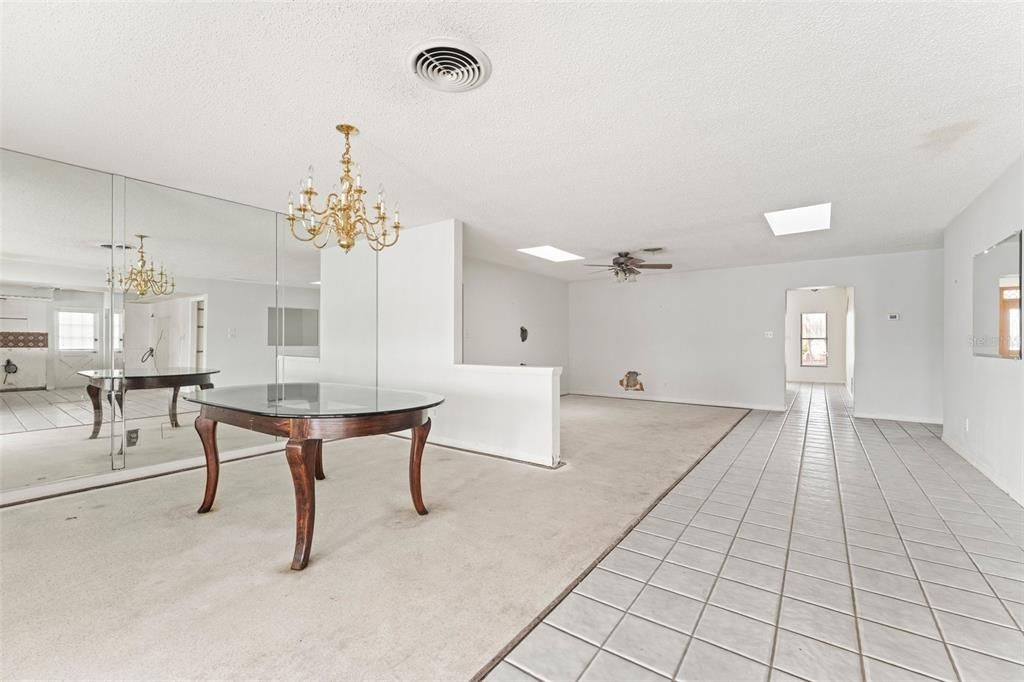 Под контрактом: $1,100,000 (4 спален, 3 ванн, 2836 Квадратных фут)