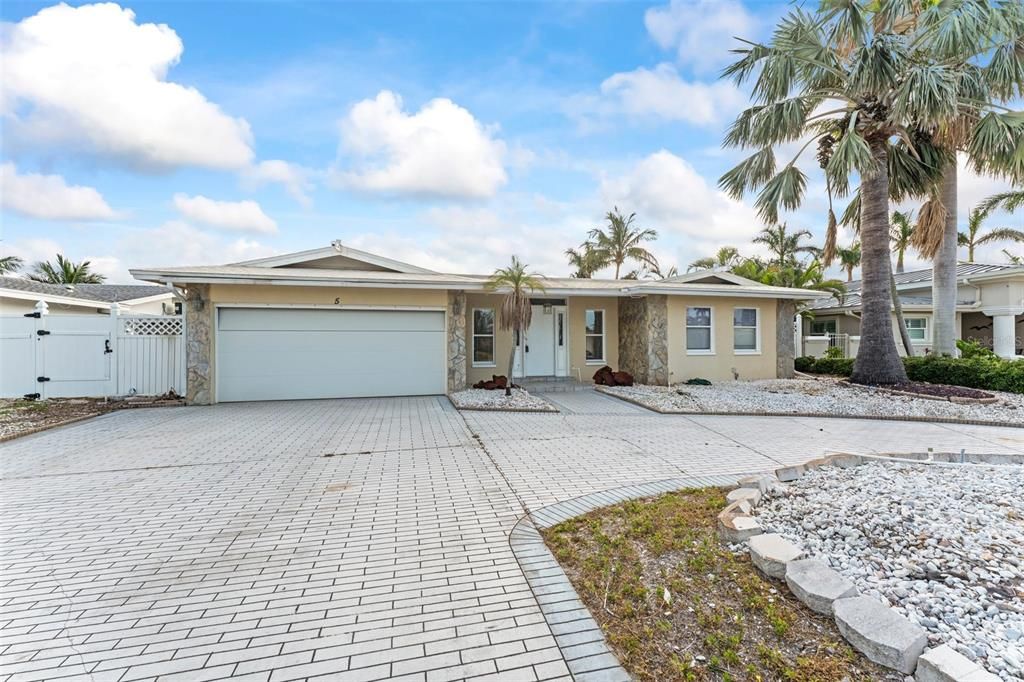 Под контрактом: $1,100,000 (4 спален, 3 ванн, 2836 Квадратных фут)