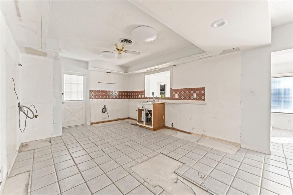 Под контрактом: $1,100,000 (4 спален, 3 ванн, 2836 Квадратных фут)