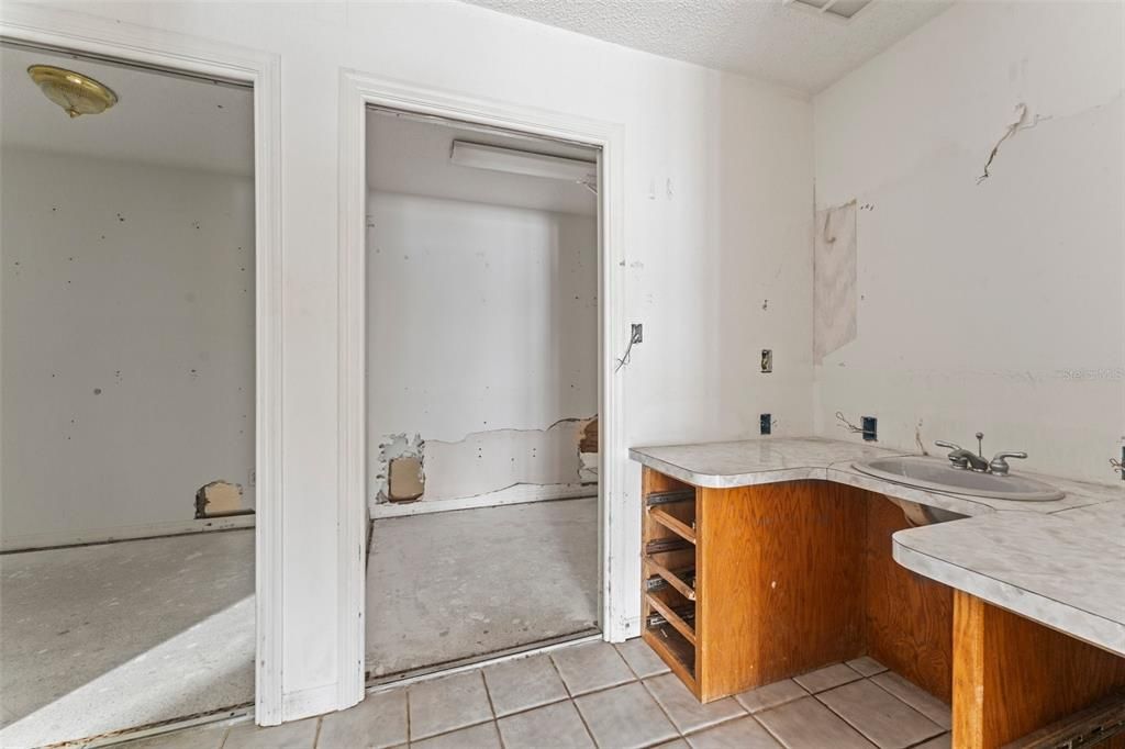 Под контрактом: $1,100,000 (4 спален, 3 ванн, 2836 Квадратных фут)