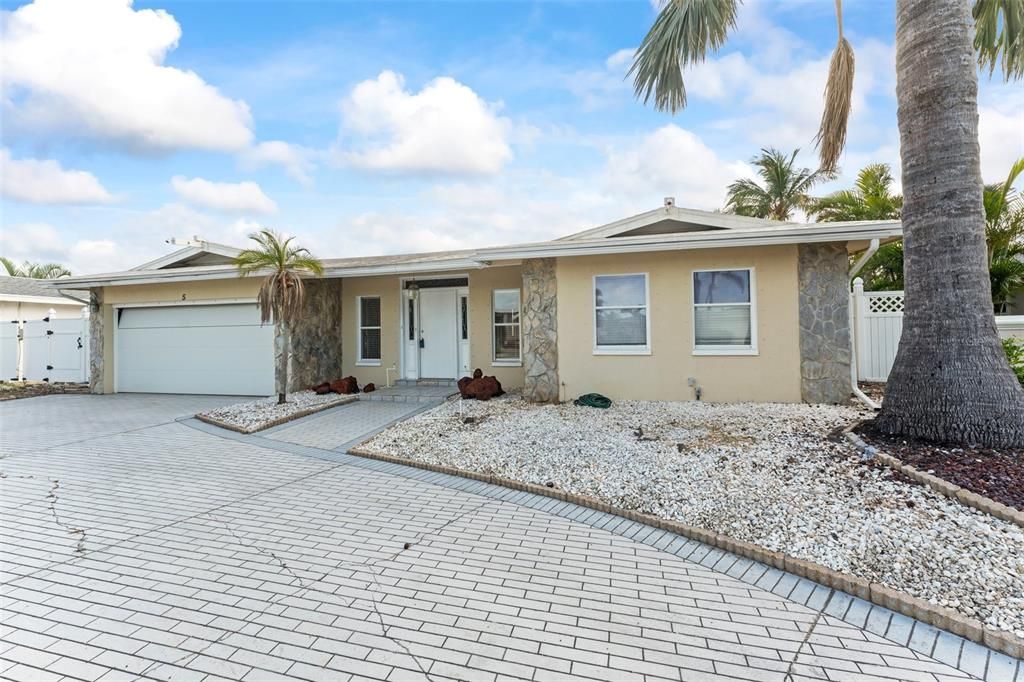 Под контрактом: $1,100,000 (4 спален, 3 ванн, 2836 Квадратных фут)