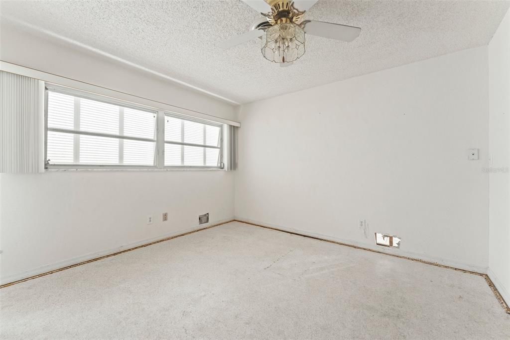 Под контрактом: $1,100,000 (4 спален, 3 ванн, 2836 Квадратных фут)