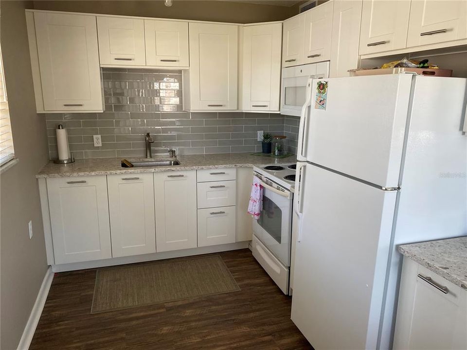 For Sale: $125,000 (2 beds, 2 baths, 912 Square Feet)