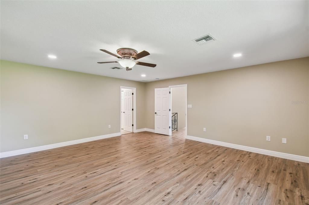 合同活跃: $434,000 (3 贝兹, 2 浴室, 2440 平方英尺)