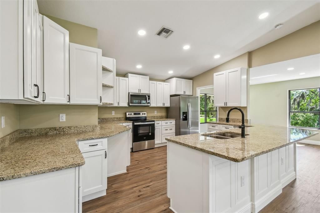 合同活跃: $434,000 (3 贝兹, 2 浴室, 2440 平方英尺)