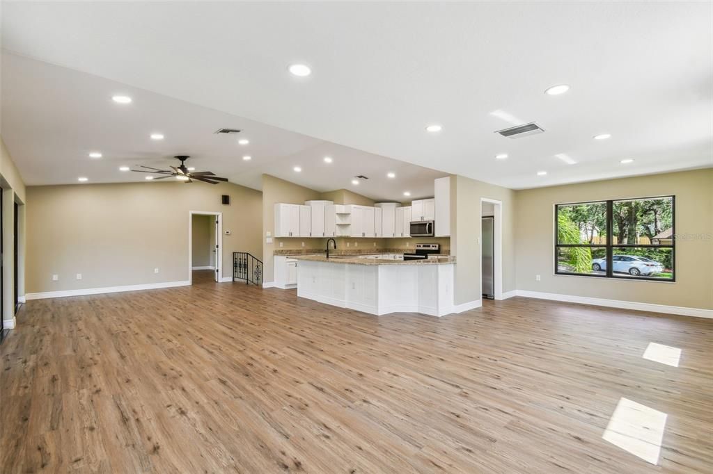 合同活跃: $434,000 (3 贝兹, 2 浴室, 2440 平方英尺)