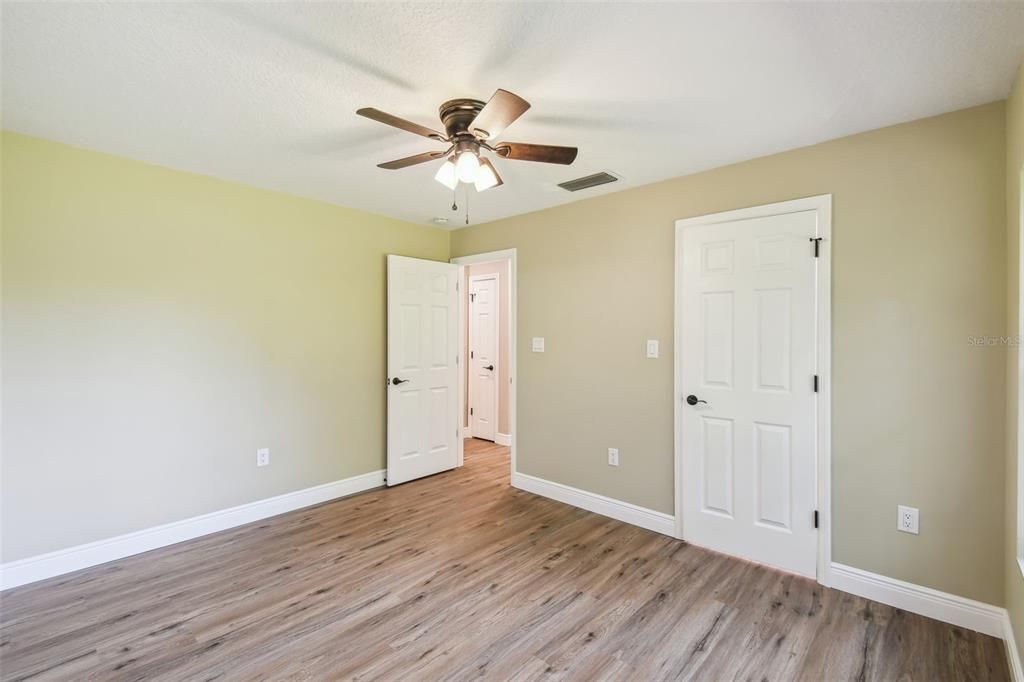 合同活跃: $434,000 (3 贝兹, 2 浴室, 2440 平方英尺)