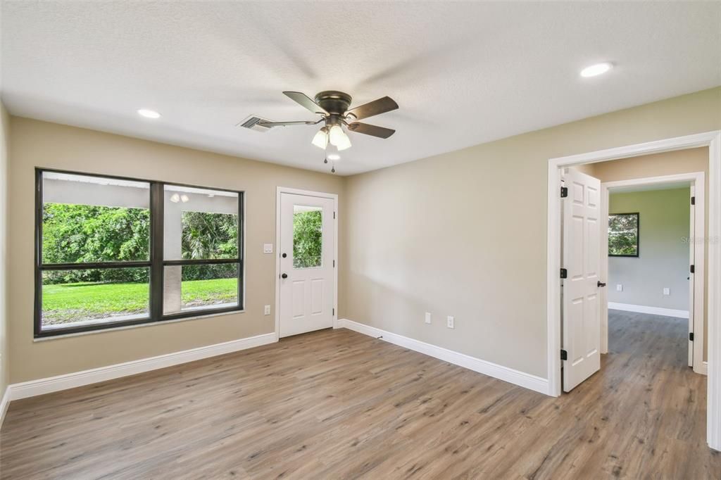 合同活跃: $434,000 (3 贝兹, 2 浴室, 2440 平方英尺)