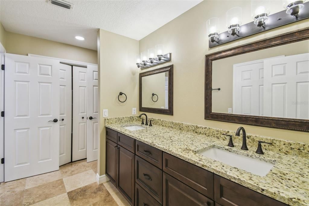 合同活跃: $434,000 (3 贝兹, 2 浴室, 2440 平方英尺)