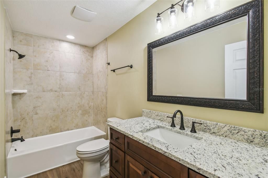 合同活跃: $434,000 (3 贝兹, 2 浴室, 2440 平方英尺)