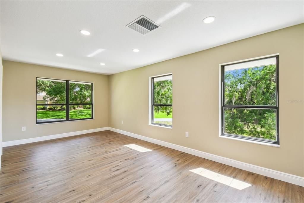 合同活跃: $434,000 (3 贝兹, 2 浴室, 2440 平方英尺)