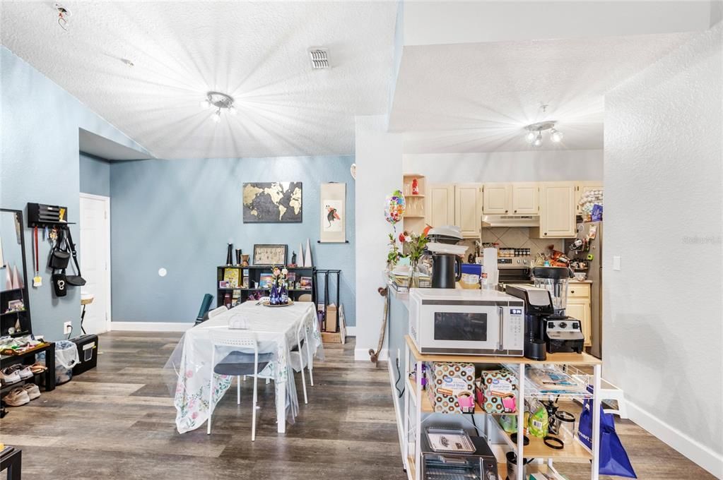 Active With Contract: $215,000 (2 beds, 2 baths, 1048 Square Feet)