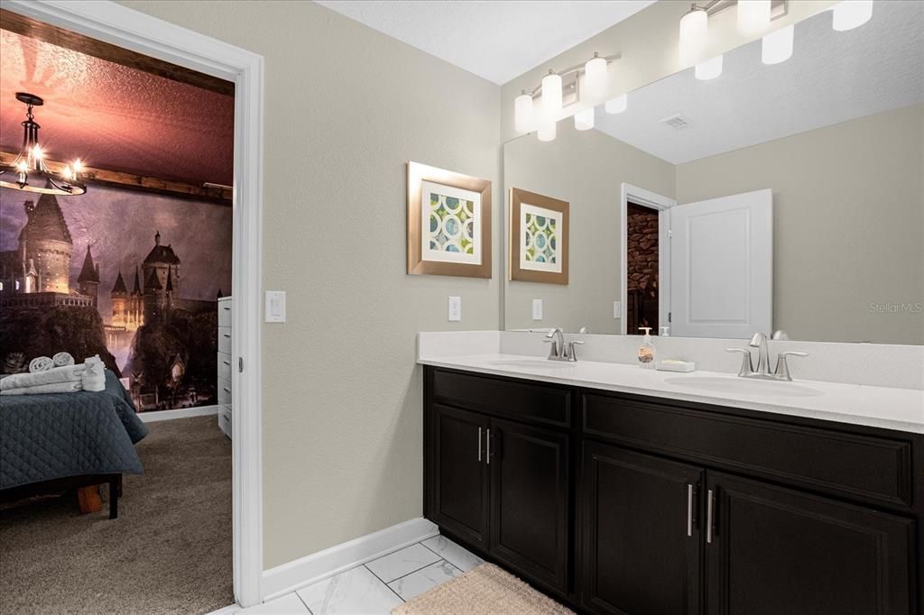 合同活跃: $924,900 (8 贝兹, 5 浴室, 4289 平方英尺)