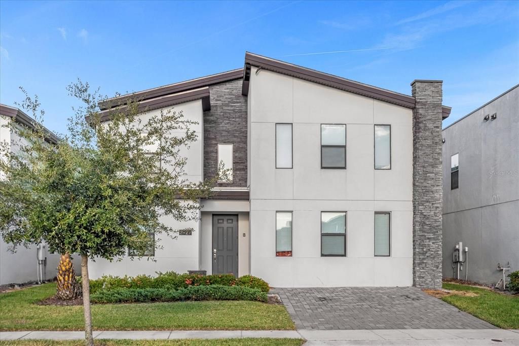 合同活跃: $924,900 (8 贝兹, 5 浴室, 4289 平方英尺)