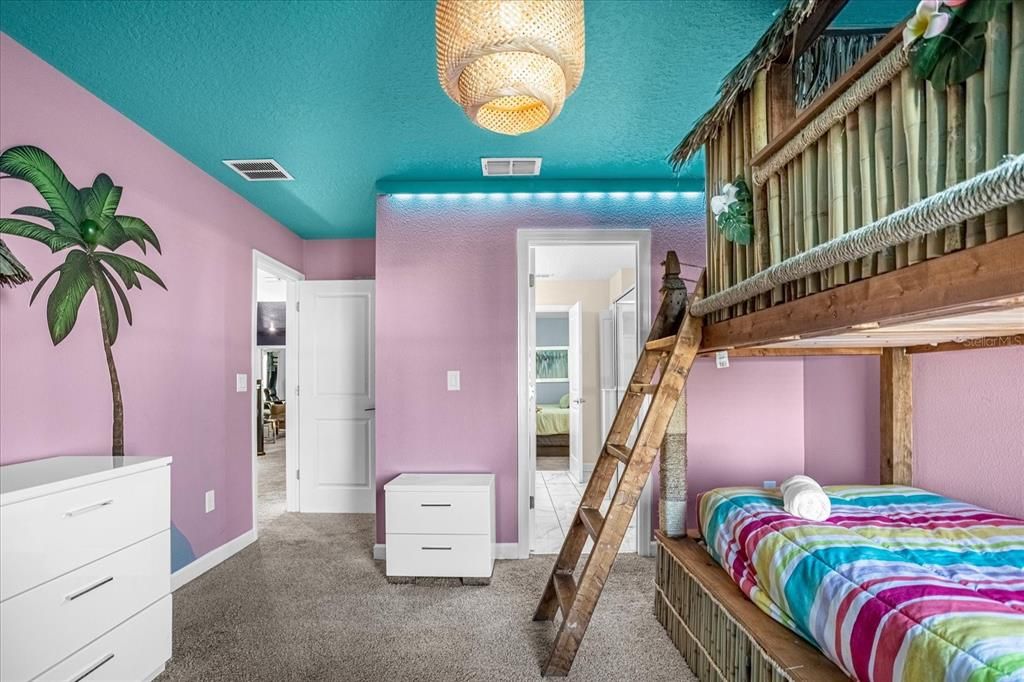 合同活跃: $924,900 (8 贝兹, 5 浴室, 4289 平方英尺)