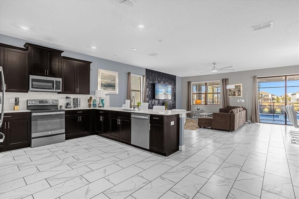 合同活跃: $924,900 (8 贝兹, 5 浴室, 4289 平方英尺)