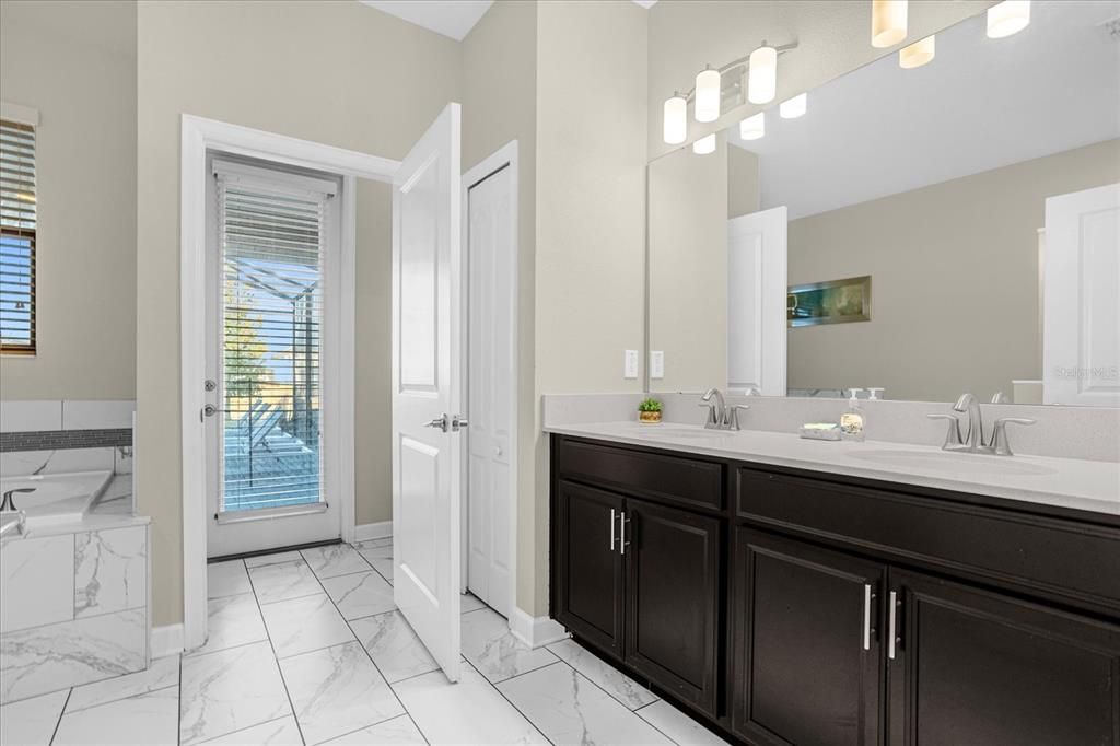 合同活跃: $924,900 (8 贝兹, 5 浴室, 4289 平方英尺)