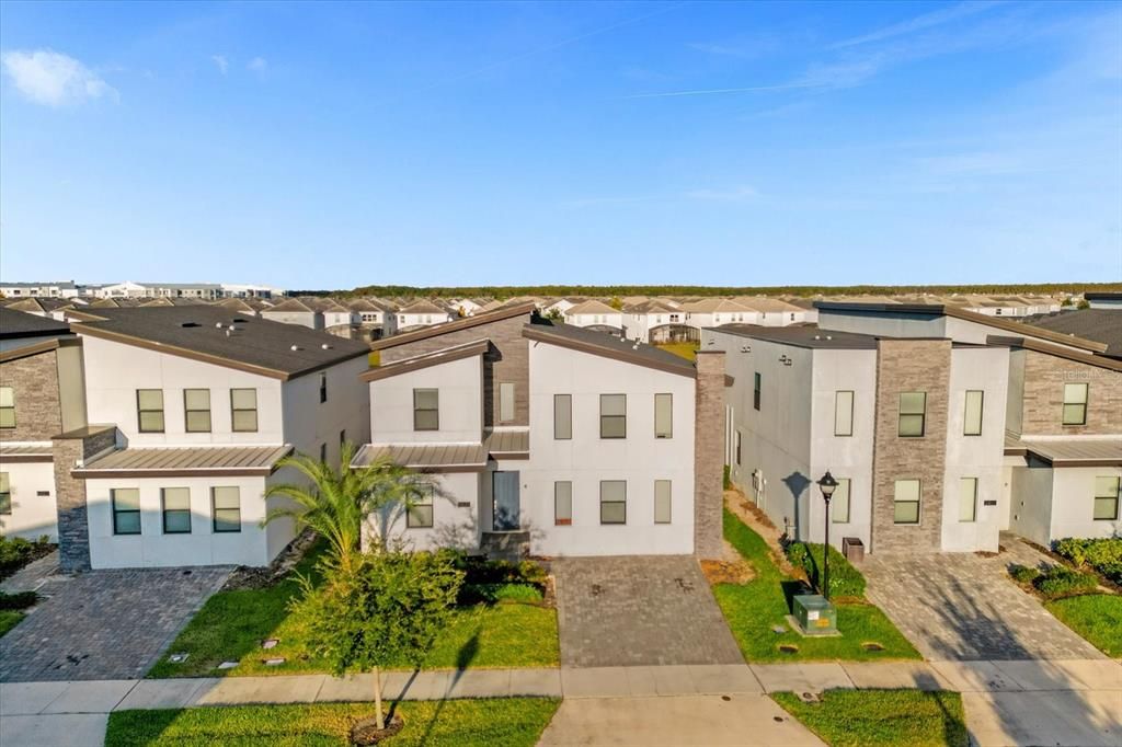 合同活跃: $924,900 (8 贝兹, 5 浴室, 4289 平方英尺)