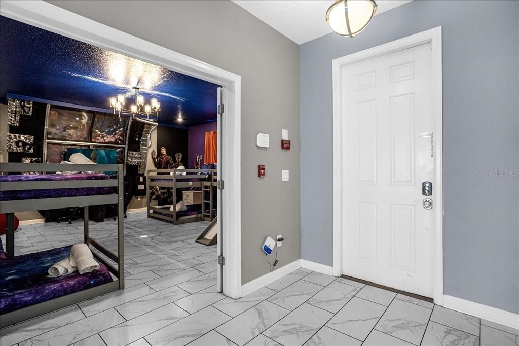 合同活跃: $924,900 (8 贝兹, 5 浴室, 4289 平方英尺)