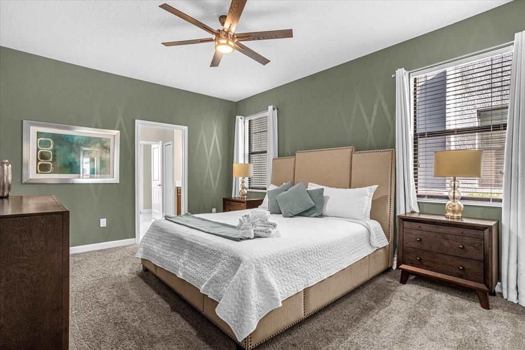 合同活跃: $924,900 (8 贝兹, 5 浴室, 4289 平方英尺)