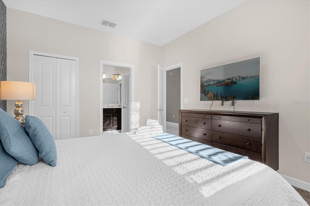 合同活跃: $924,900 (8 贝兹, 5 浴室, 4289 平方英尺)