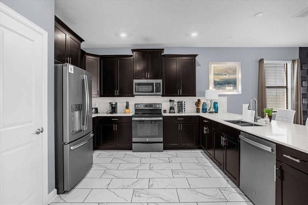 合同活跃: $924,900 (8 贝兹, 5 浴室, 4289 平方英尺)