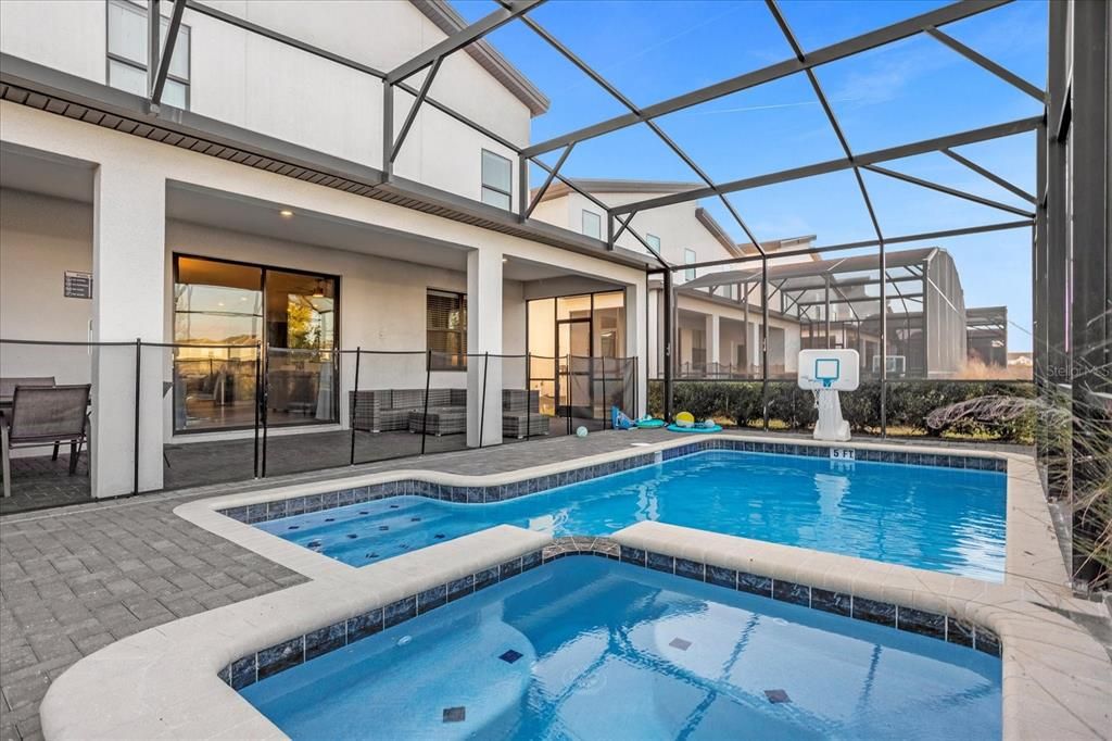 合同活跃: $924,900 (8 贝兹, 5 浴室, 4289 平方英尺)