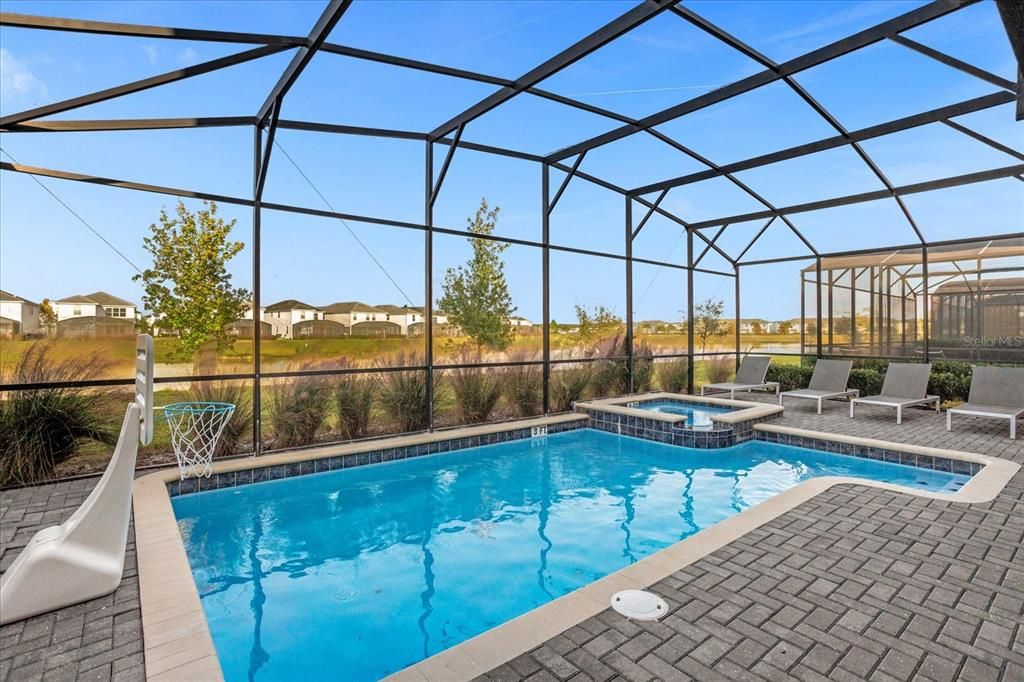 合同活跃: $924,900 (8 贝兹, 5 浴室, 4289 平方英尺)