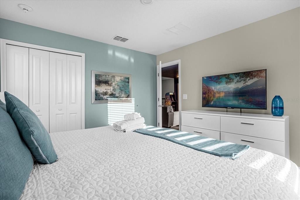 合同活跃: $924,900 (8 贝兹, 5 浴室, 4289 平方英尺)