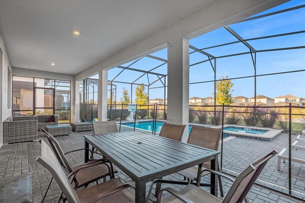 合同活跃: $924,900 (8 贝兹, 5 浴室, 4289 平方英尺)