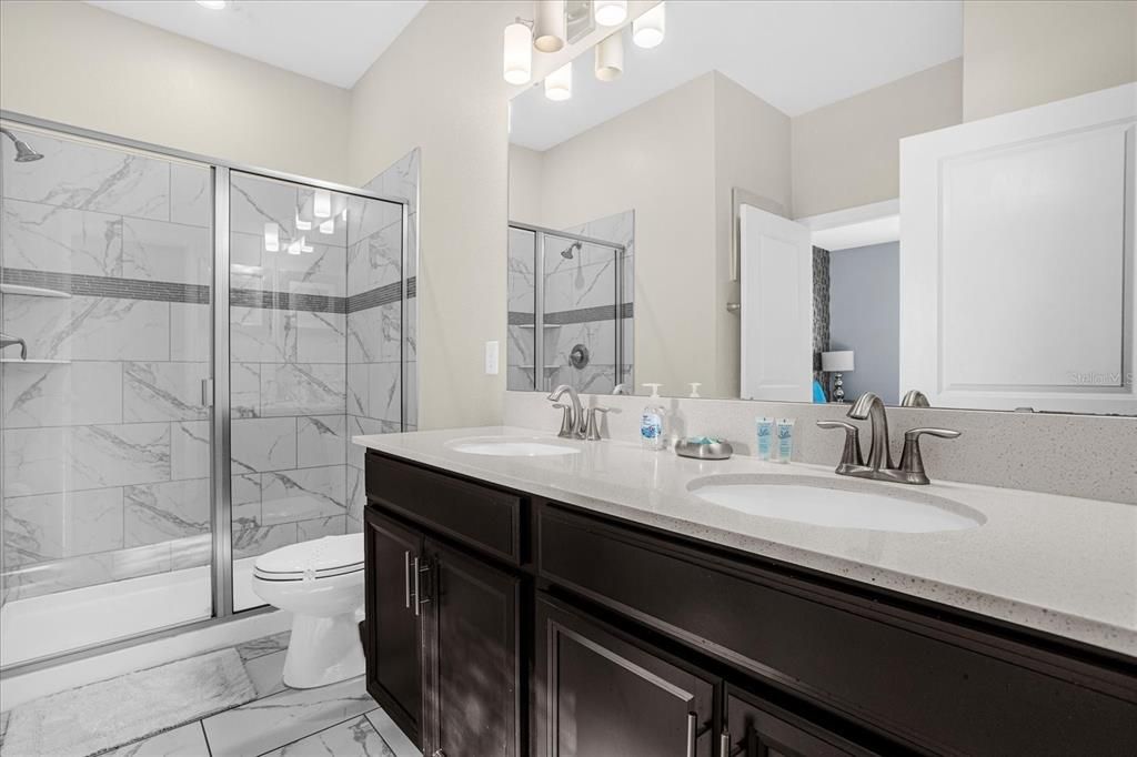 合同活跃: $924,900 (8 贝兹, 5 浴室, 4289 平方英尺)