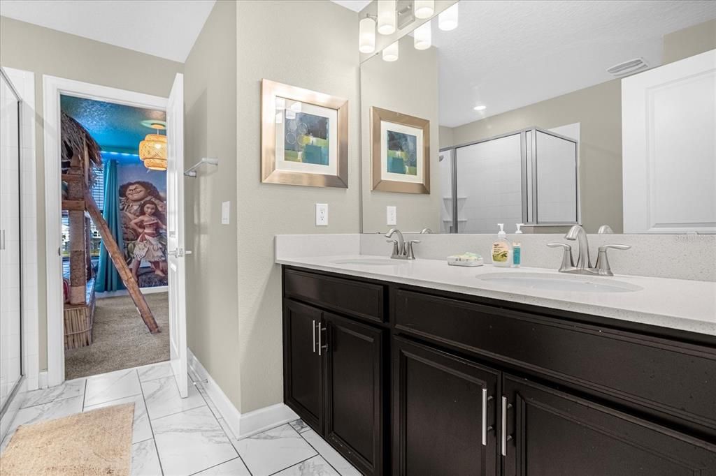 合同活跃: $924,900 (8 贝兹, 5 浴室, 4289 平方英尺)