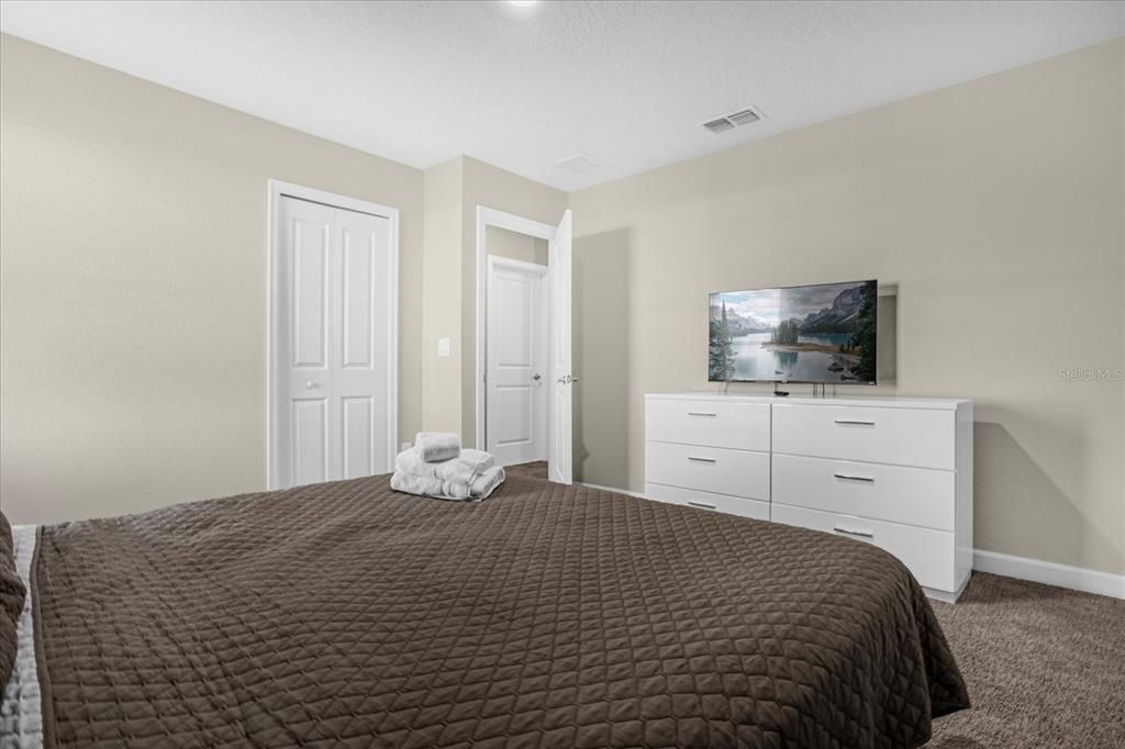 合同活跃: $924,900 (8 贝兹, 5 浴室, 4289 平方英尺)