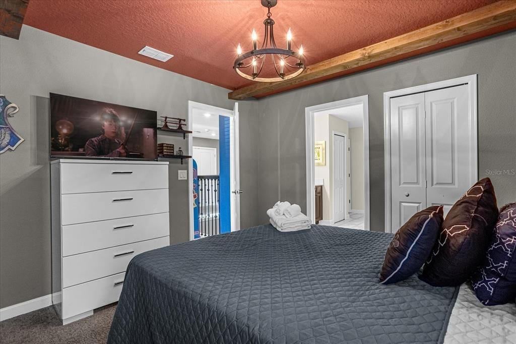 合同活跃: $924,900 (8 贝兹, 5 浴室, 4289 平方英尺)